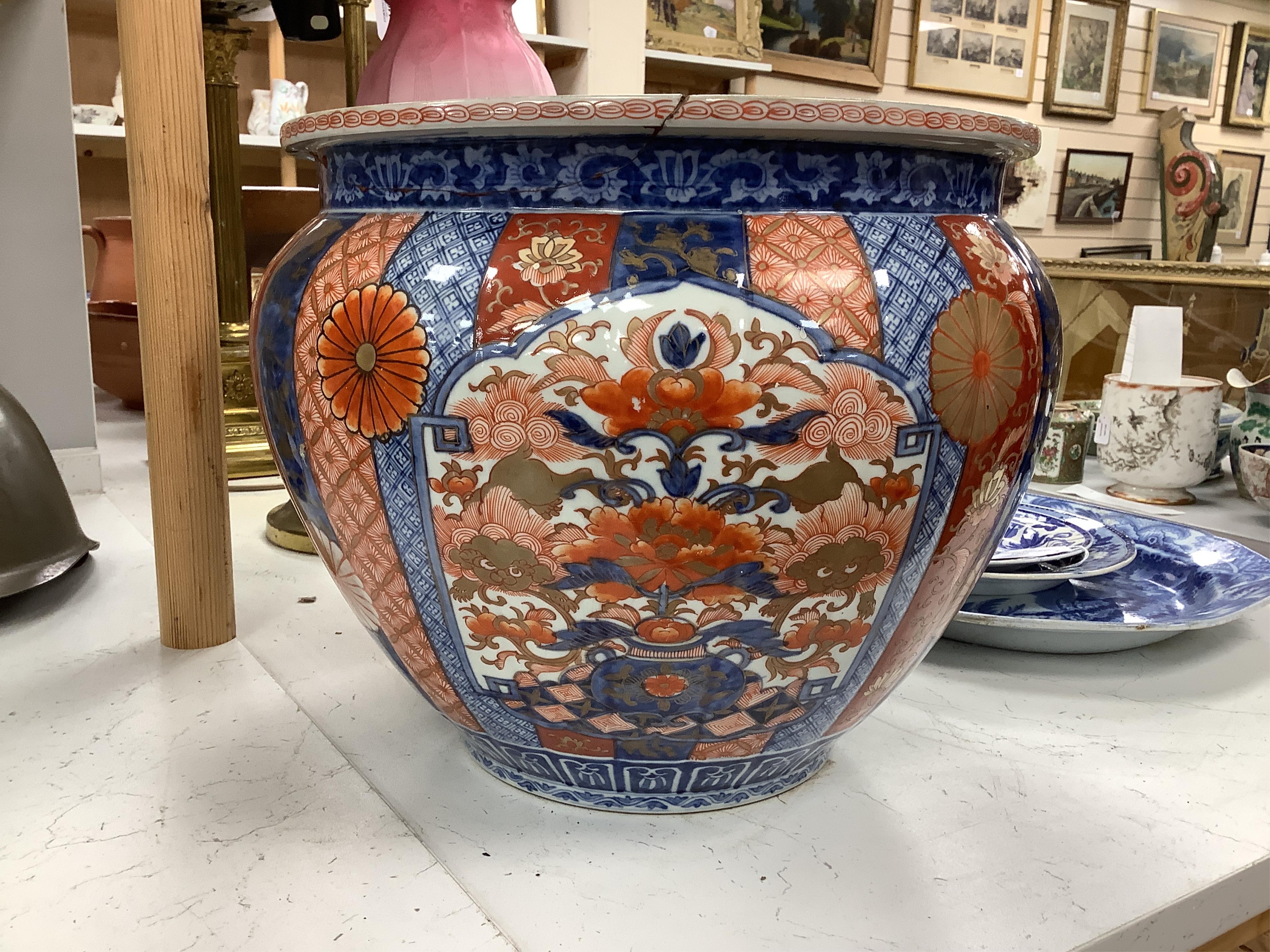 A Japanese Imari pattern jardiniere, Meiji period (1868-1912), 28cm